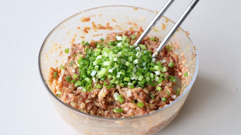老家肉饼,加入小葱再次搅拌至上劲;
