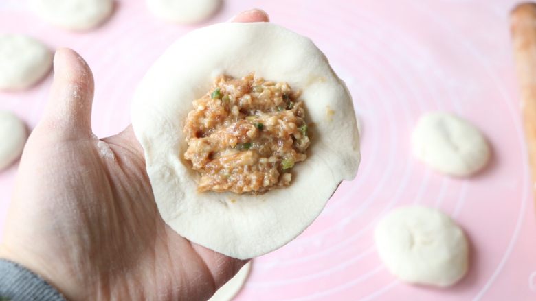 老家肉饼,包入适量的肉馅;