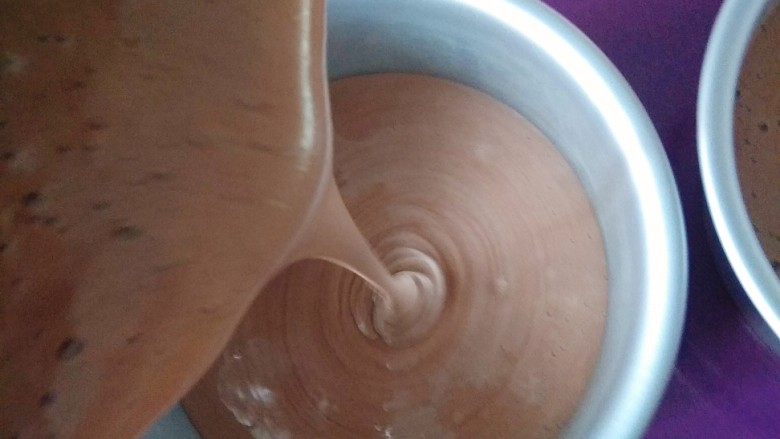 网红脏脏蛋糕~~安安原创食谱,混合好的戚风蛋糕糊距离模具20厘米高,倒在戚风模具里(高空倒入模具里蛋糕糊是为了让蛋糕糊里的空气排出,使戚风蛋糕成品组织更加细腻);