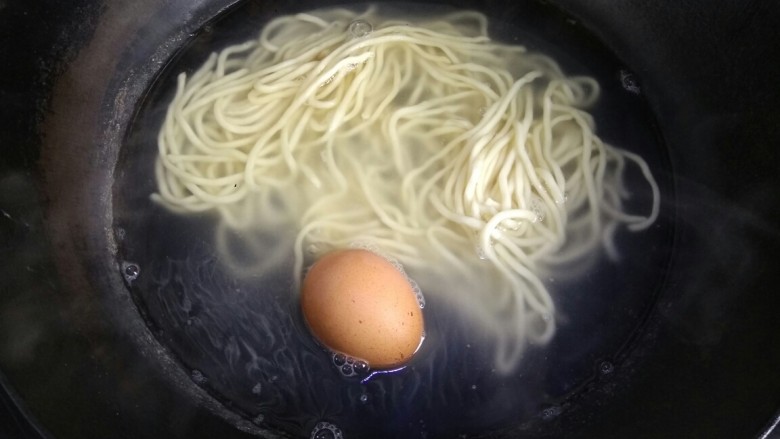 油菜鸡丝面,五六分钟后放入面条,煮四五分钟