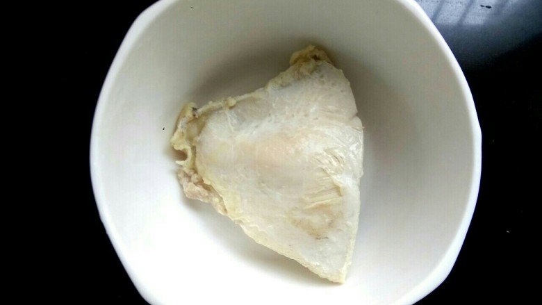 油菜鸡丝面,这时鸡肉煮熟,捞出洗净