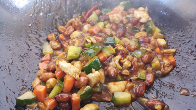 最好吃的宫保鸡丁(超详细步骤),继续炒匀,把食材都炒熟就可以了