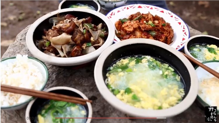 《野居青年》用秘制豆瓣做上三道家常小菜，满满的全是家乡的味道