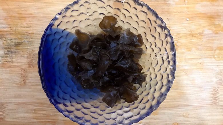 蒜蓉茄汁木耳肉片炒菜花,泡发好的黑木耳洗净,撕成小朵,控干水分,备用