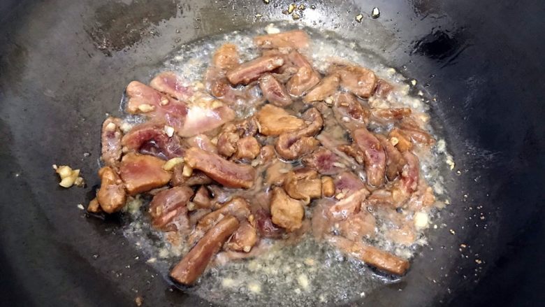 蒜蓉茄汁木耳肉片炒菜花,转中火,翻炒至肉片变色