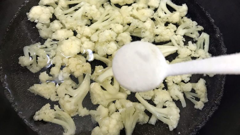 蒜蓉茄汁木耳肉片炒菜花,加一小勺细盐,煮两分钟
