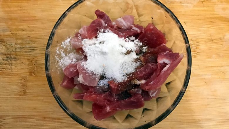 蒜蓉茄汁木耳肉片炒菜花,入少许料酒,生抽,淀粉,细砂糖,一丢丢细盐