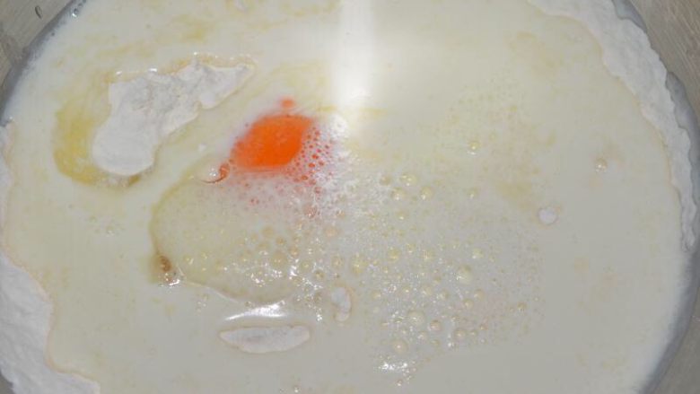 胚芽核桃包,打入鸡蛋,倒入<a style='color:red;display:inline-block;' href='/shicai/ 219'>牛奶</a>