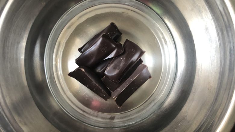 熔岩巧克力蛋糕,做夹心馅,将45g黑巧克力隔热水融化