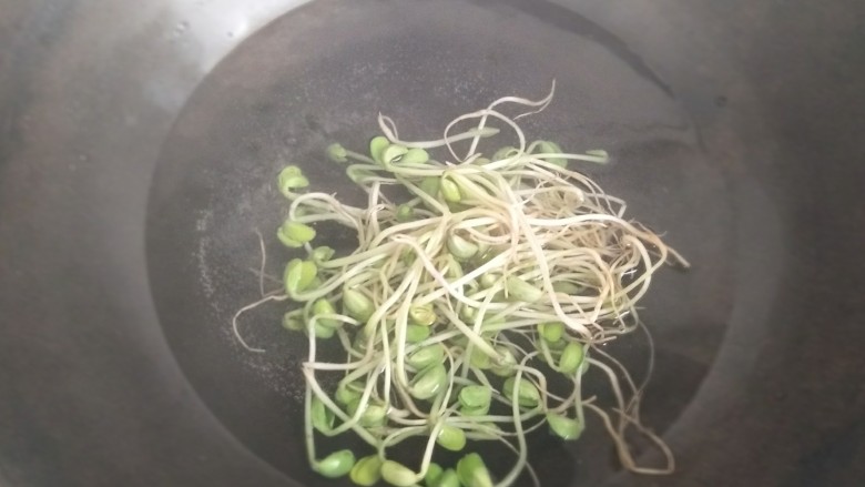 黑豆芽培根卷,锅内放水,烧开,放入黑豆芽,焯水去豆腥味。