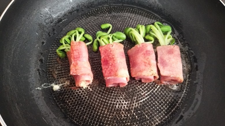 黑豆芽培根卷,煎好一面,再翻个煎另一面。(饼铛双面就可以不翻面了。)