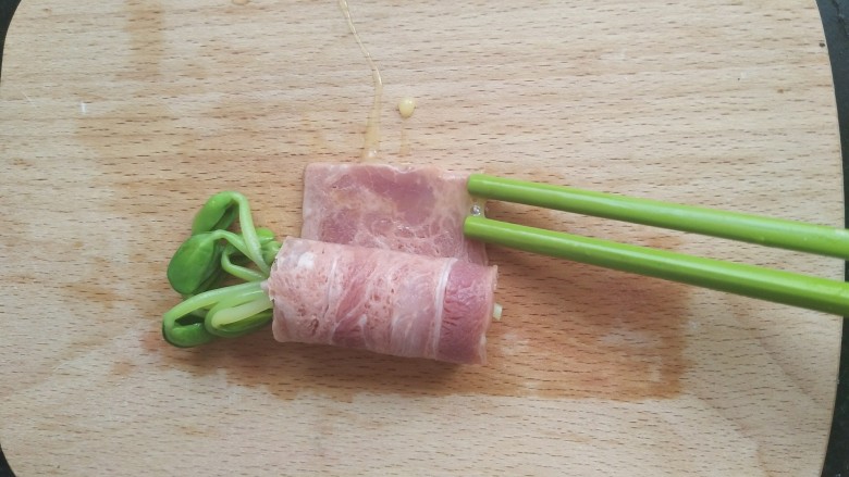 黑豆芽培根卷,筷子(也可以用刷子)沾一点蛋液,在培根剩的边缘处。