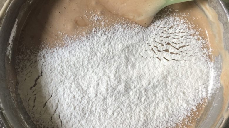 熔岩巧克力蛋糕,面粉过筛,加入上一步的糊中,搅拌均匀