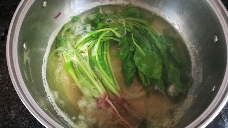 #吃唐诗品宋词#两只黄鹂鸣翠柳,用开水烫后,多准备点,然后挑选最合适的一棵菠菜