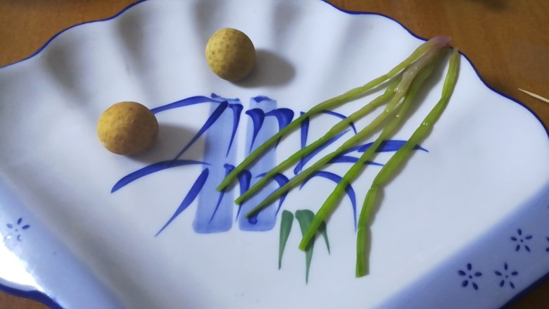 #吃唐诗品宋词#两只黄鹂鸣翠柳,开始摆弄垂柳——菠菜,用牙签摆出你想要的造型