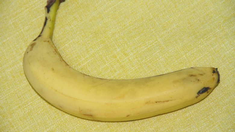 巧克力香蕉奶,先准备一个<a style='color:red;display:inline-block;' href='/shicai/ 610'>香蕉</a>