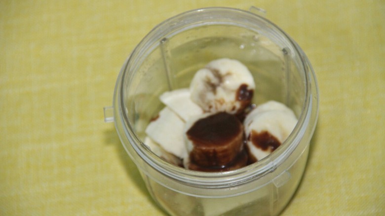 巧克力香蕉奶,再倒入巧克力液