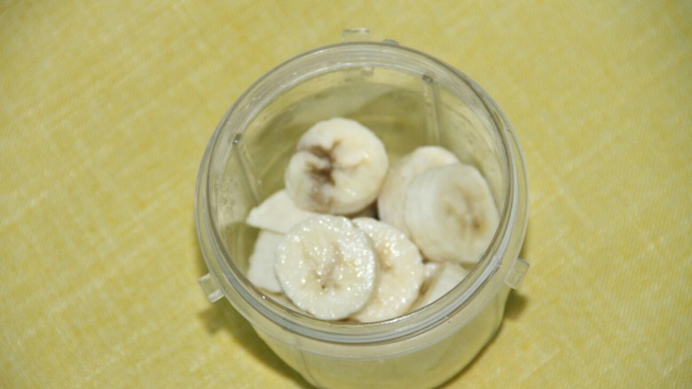 巧克力香蕉奶,把香蕉放料理机杯里