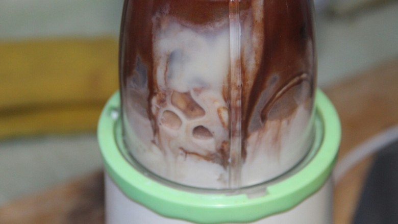 巧克力香蕉奶,然后启动开关，搅打