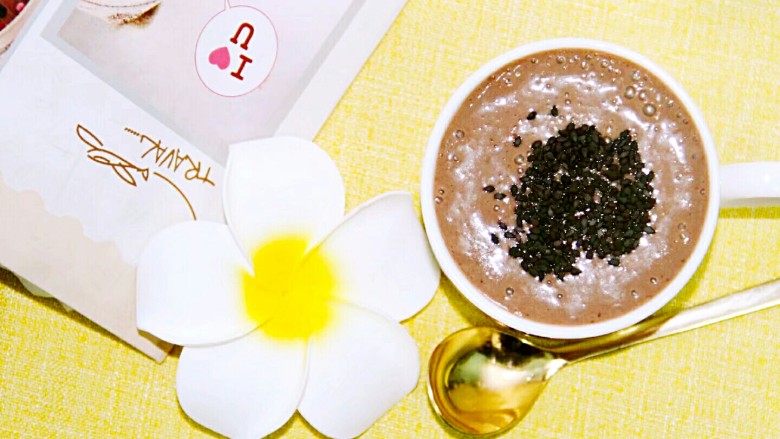 巧克力香蕉奶,倒入杯里喝吧，我又撒了点<a style='color:red;display:inline-block;' href='/shicai/ 668'>黑芝麻</a>