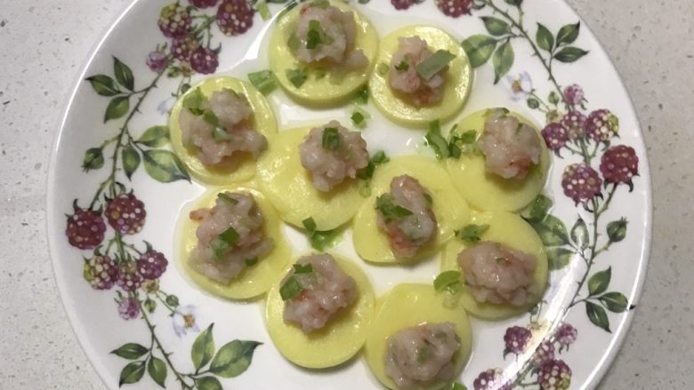 玉子豆腐蒸虾仁,冷水上锅蒸8分钟后取出,撒上葱花