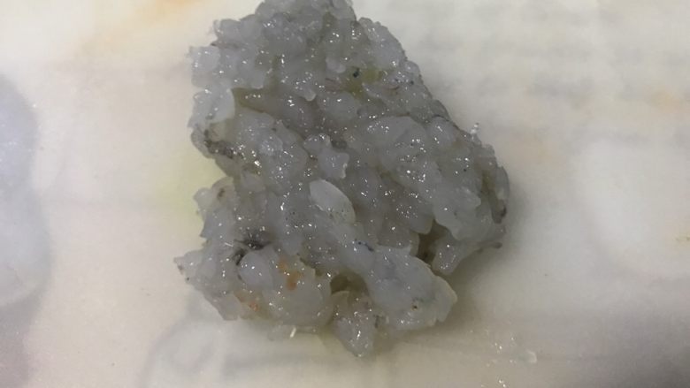 玉子豆腐蒸虾仁,去掉虾线的鲜虾剥壳后剁成虾泥