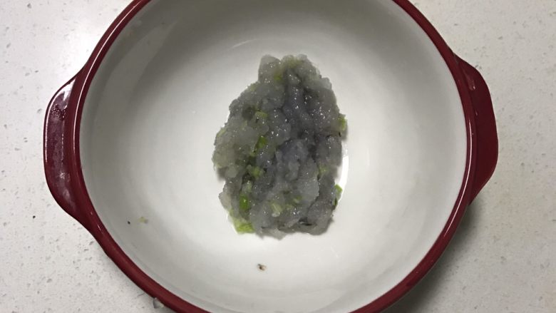 玉子豆腐蒸虾仁,虾泥中加入葱花、料酒、盐拌匀,再加入半勺淀粉顺时针搅拌上筋
