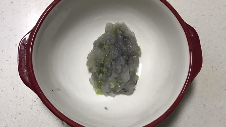 玉子豆腐蒸虾仁,虾泥中加入葱花、料酒、盐拌匀，再加入半勺淀粉顺时针搅拌上筋