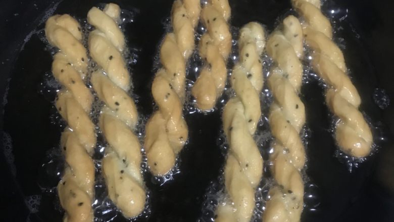 酥脆小麻花,开中小火用筷子推拉,使表面炸色均匀。