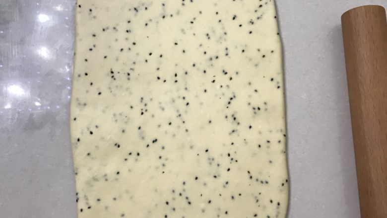 酥脆小麻花,用擀面杖擀成长方形,厚度在0.6 毫米