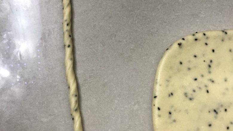 酥脆小麻花,用塑料刮板切成一条长方条,两头向相反方向拧
