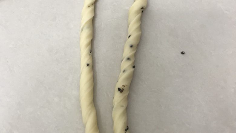酥脆小麻花,两头合在一起提起来自己拧在一起,1根麻花坯做好,两头合在一起一定要捏紧,不然炸的时候会裂开