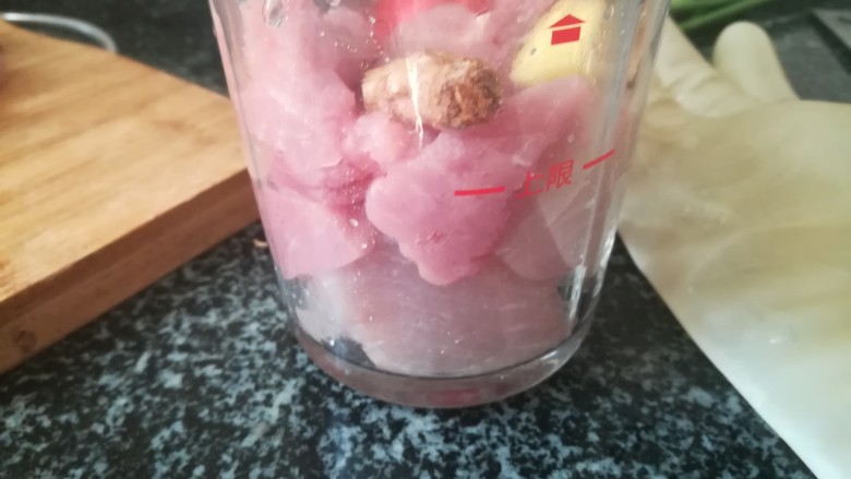 图文解说从活鱼到鱼丸的全过程,鱼肉2份,瘦肉一份左右的比例放进料理机里绞肉。
因为量比较多,后来我请卖肉的师傅用大型机器绞肉了。
