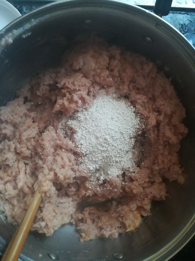 图文解说从活鱼到鱼丸的全过程,地瓜粉。
记得,地瓜粉一点点能让鱼丸成团就好了,千万不能太多哦,太多了就不好吃了,那就和买来的区别不大啦。