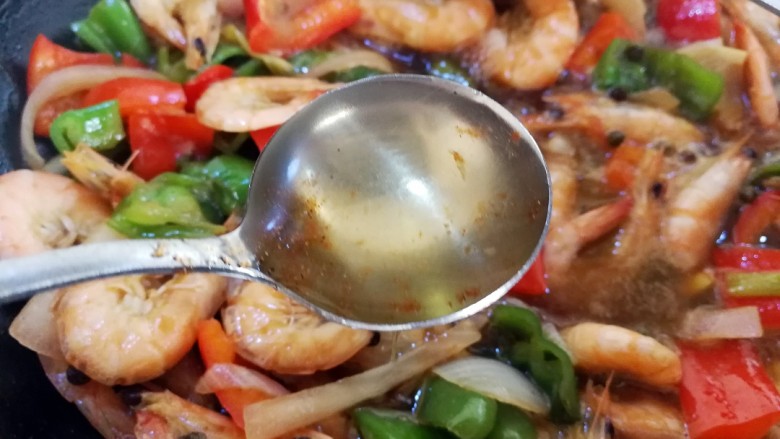啤酒虾,汁收的差不多了,加入两勺蜂蜜,翻炒均匀,当汁基本收完了关火
