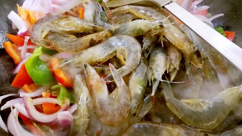 啤酒虾,倒入虾子,翻炒一下