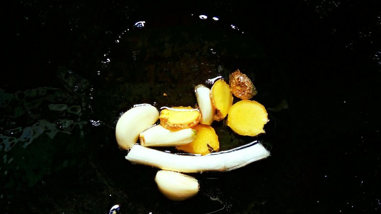黄焖鸡套饭,铁锅倒油,小火炒香<a style='color:red;display:inline-block;' href='/shicai/ 3250'>葱</a>姜蒜。