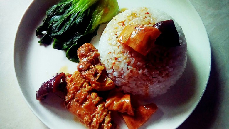 黄焖鸡套饭,放入黄焖鸡,淋上汤汁
