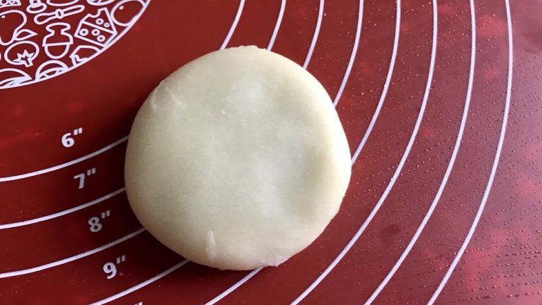 玫瑰花酥,用户口处收口,收口朝下,压平。