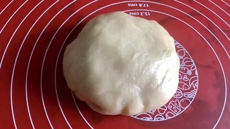 玫瑰花酥,拿出来保鲜膜盖好,醒半小时。