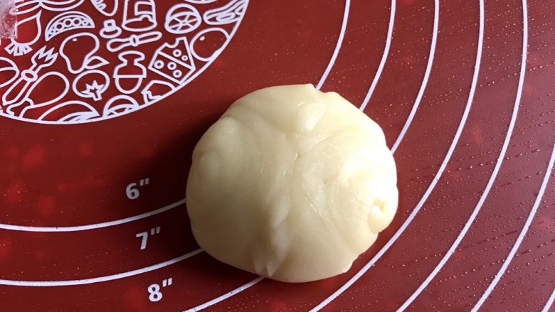 玫瑰花酥,两边捏到中间,压平。