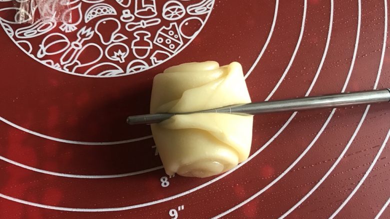 玫瑰花酥,在中间压一下,烤箱预热170度。