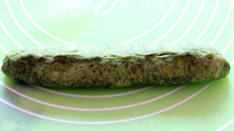 三色吐司面包,两边卷起来,中间黏紧口子。