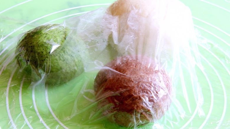 三色吐司面包,面团滚圆,盖上保鲜膜静置20分钟。