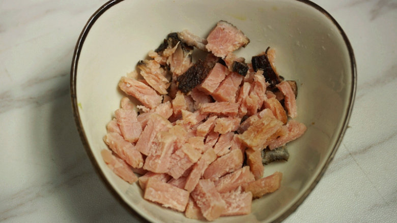 熏肉糯米夹饼,将<a style='color:red;display:inline-block;' href='/shicai/ 424'>熏肉</a>煮熟,切成小丁