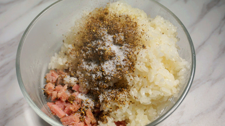 熏肉糯米夹饼,将熏肉丁、<a style='color:red;display:inline-block;' href='/shicai/ 10404'>花椒面</a>、盐和蒸熟的糯米混在一起拌匀