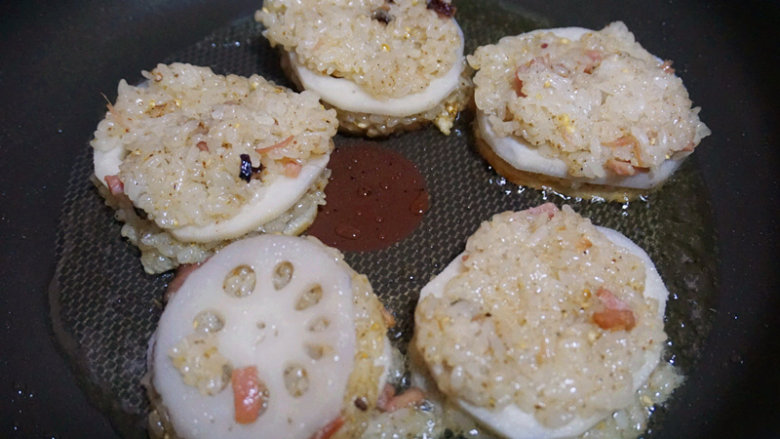 熏肉糯米夹饼,不粘锅里放油烧热,放入藕饼,煎至两面金黄时,即可出锅