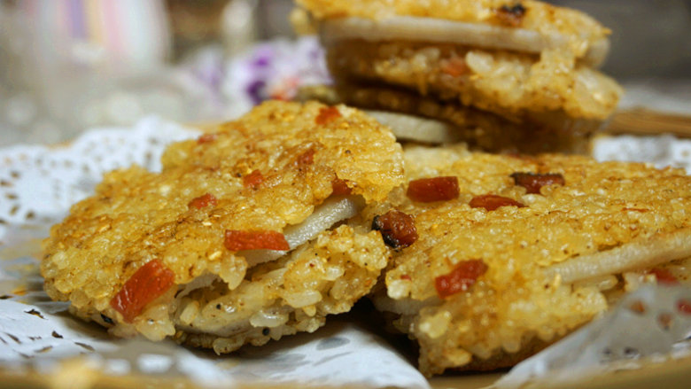 熏肉糯米夹饼,趁着热热的藕饼,咬上一口,那干脆的糯米锅巴真是醉了心头
