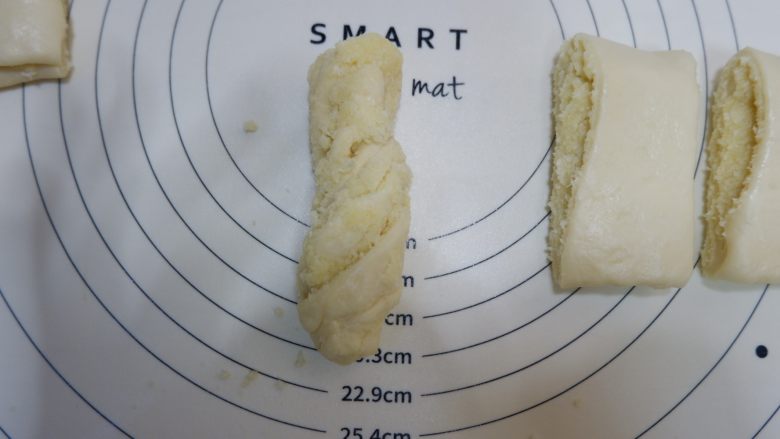 椰蓉面包棒,取一个长条，捏住两头扭转两圈至三圈
