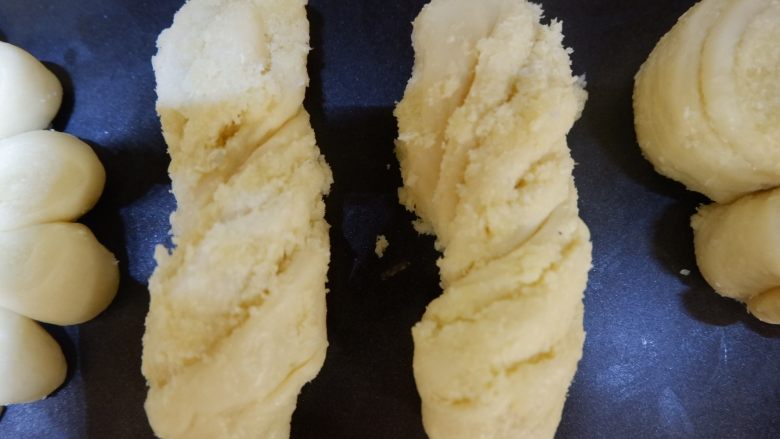 椰蓉面包棒,放到烤盘上,用手适当的压实一些,全部扭完依次放好,放入烤箱发酵,底下放热<a style='color:red;display:inline-block;' href='/shicai/ 156925'>水</a>,发至1.5倍至2倍大